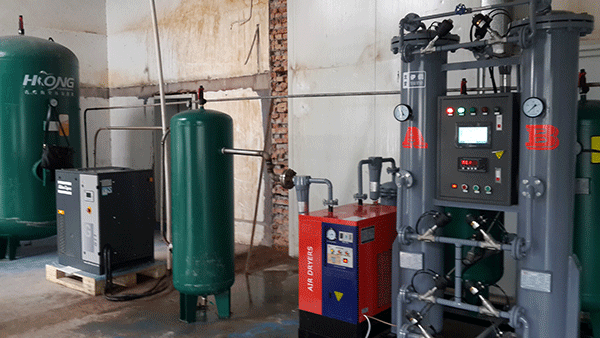 某(mou)制藥廠(chang)使用60立(li)方，純度(du)99.9%制氮機(ji)使用現(xiàn)場